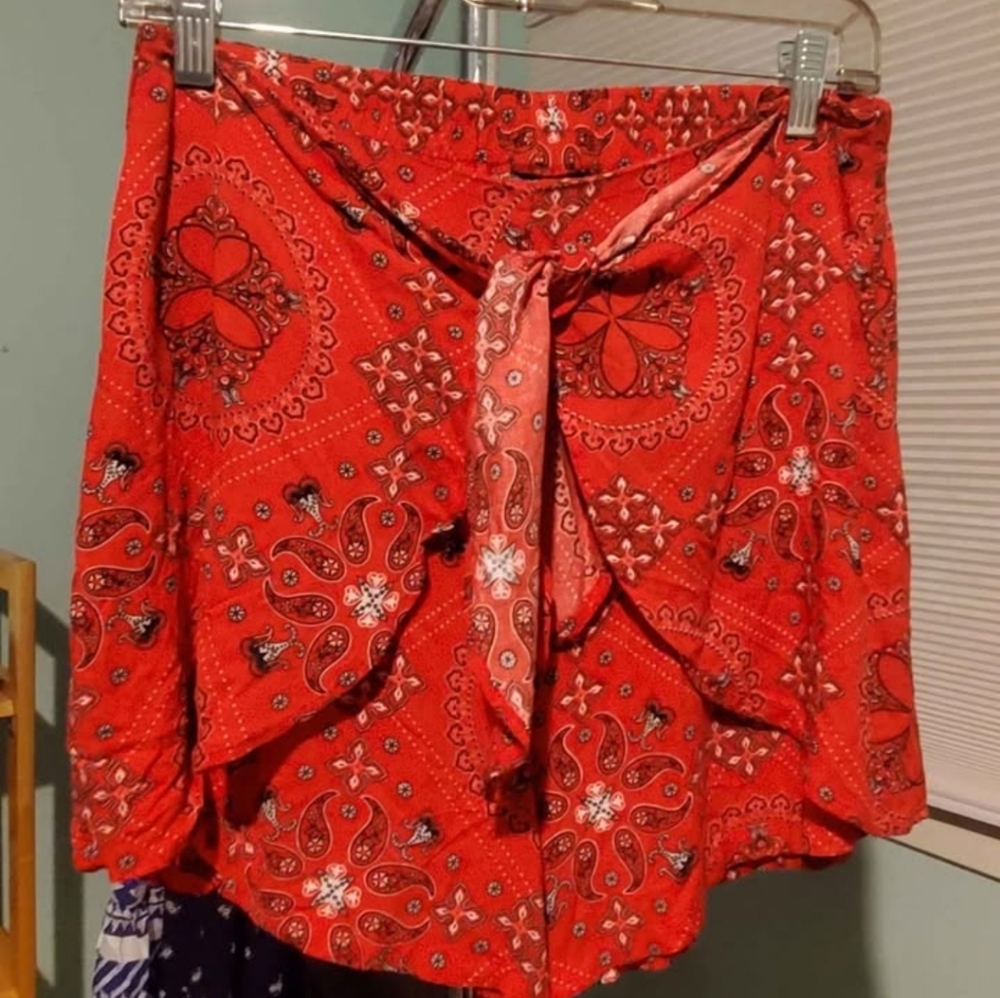 VENUS Red Paisley Short